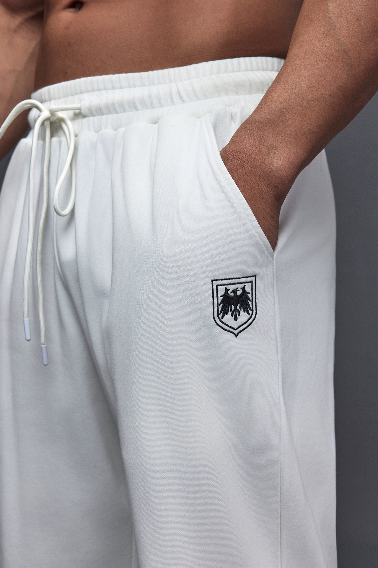 Shield Emblem Wide Sweatpants #TK030